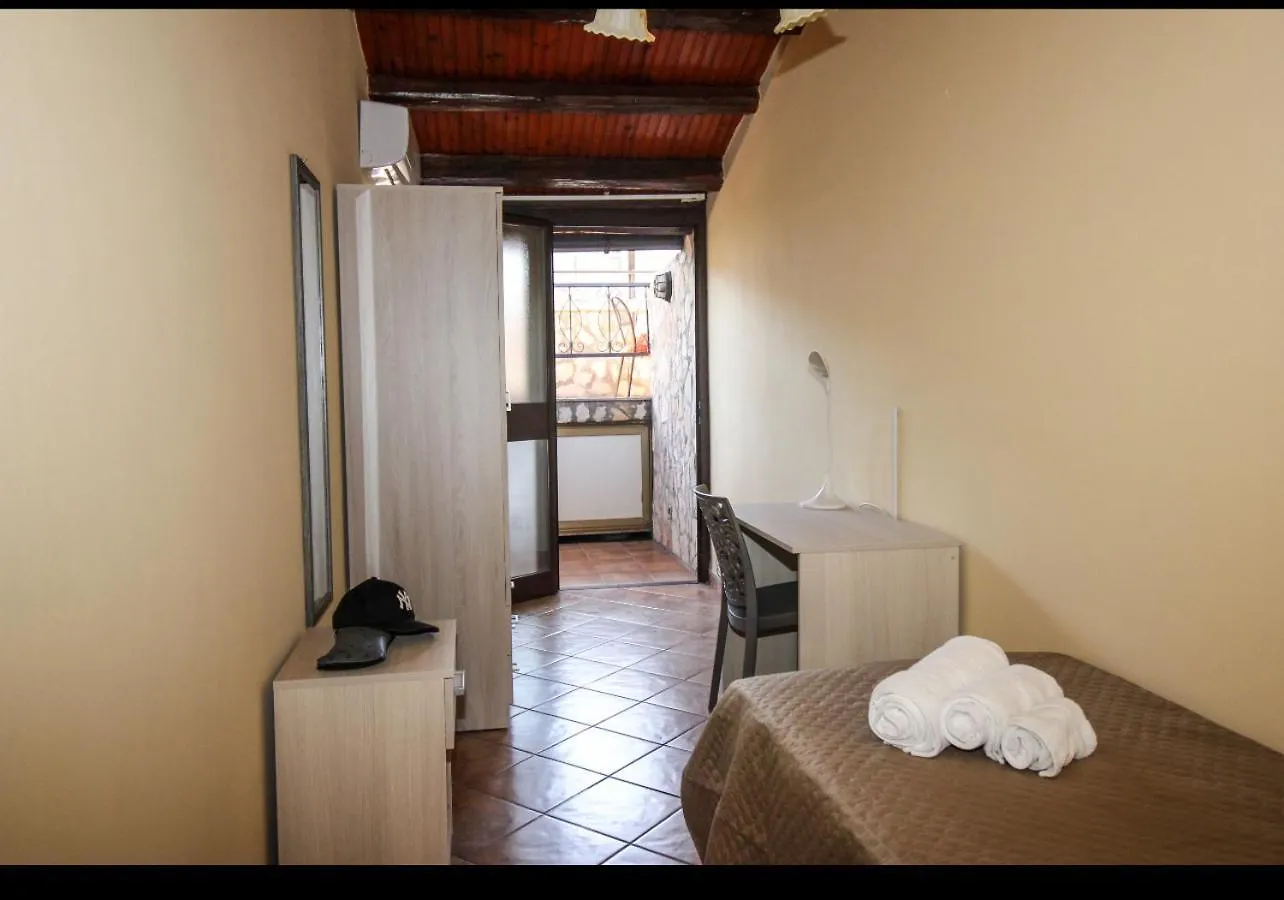 Anthony Apartments Central Station Palermo Guest house